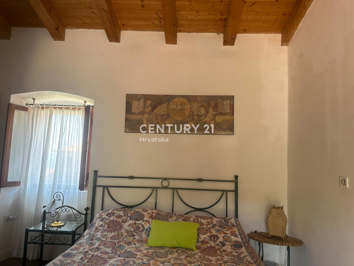 CRES, ŠARMANTNA HIŠA V VASI, SAMO 600 M OD PLAŽE