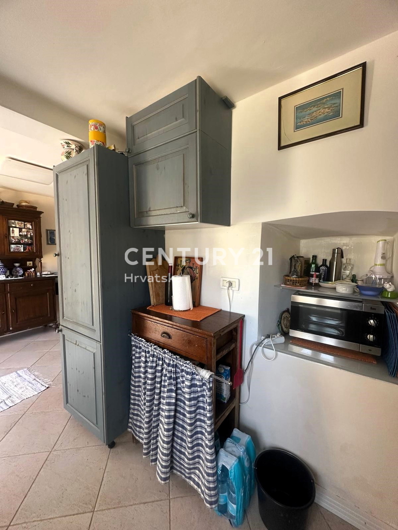 CRES, ŠARMANTNA HIŠA V VASI, SAMO 600 M OD PLAŽE