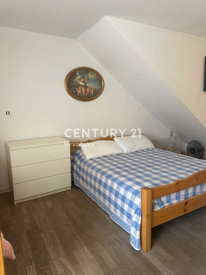 CRES, ŠARMANTNA HIŠA V VASI, SAMO 600 M OD PLAŽE