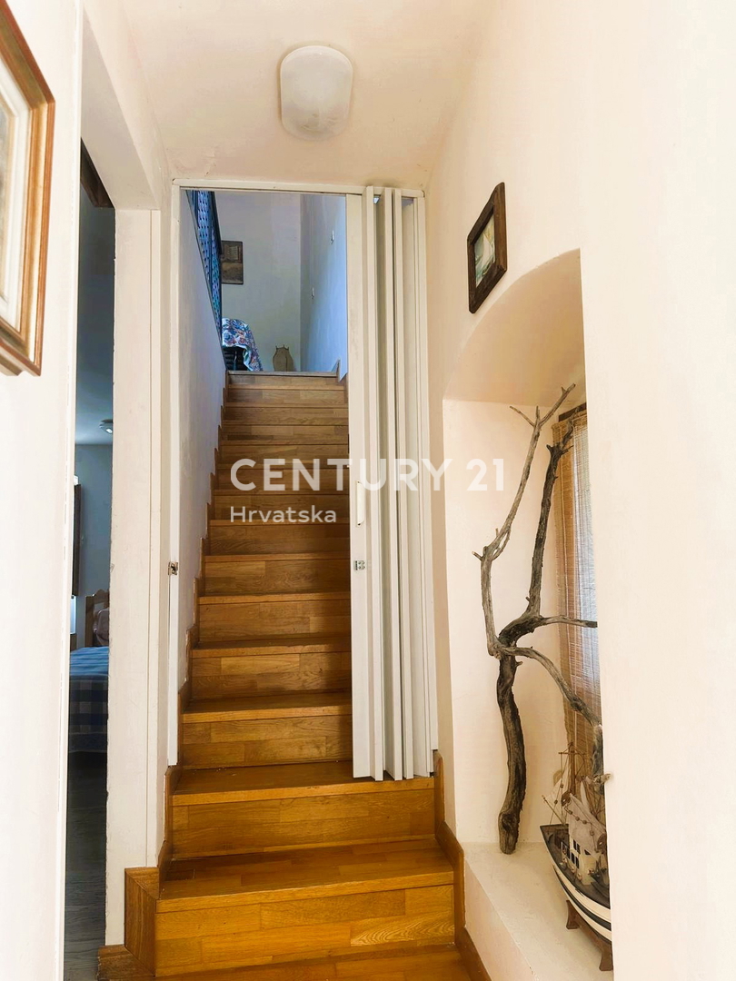 CRES, ŠARMANTNA HIŠA V VASI, SAMO 600 M OD PLAŽE