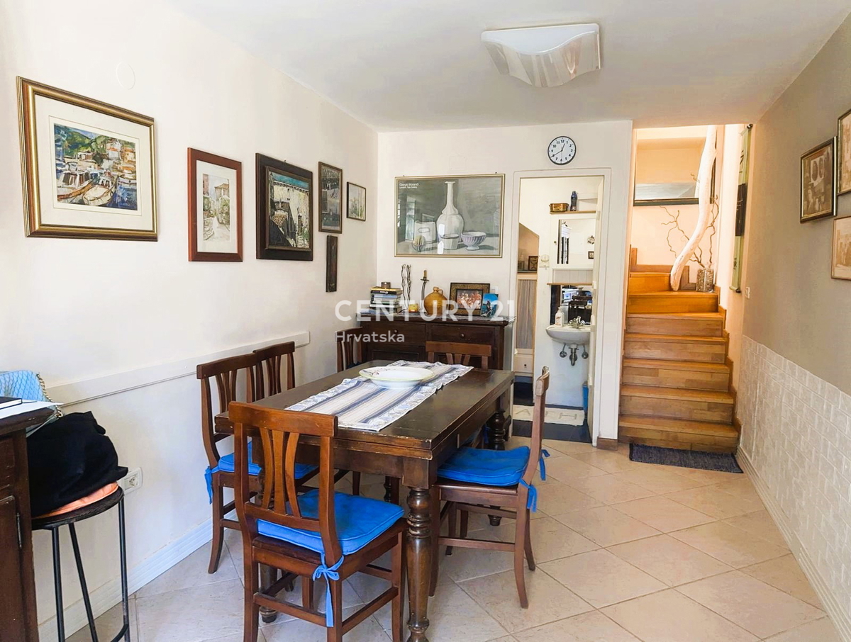 CRES, ŠARMANTNA HIŠA V VASI, SAMO 600 M OD PLAŽE