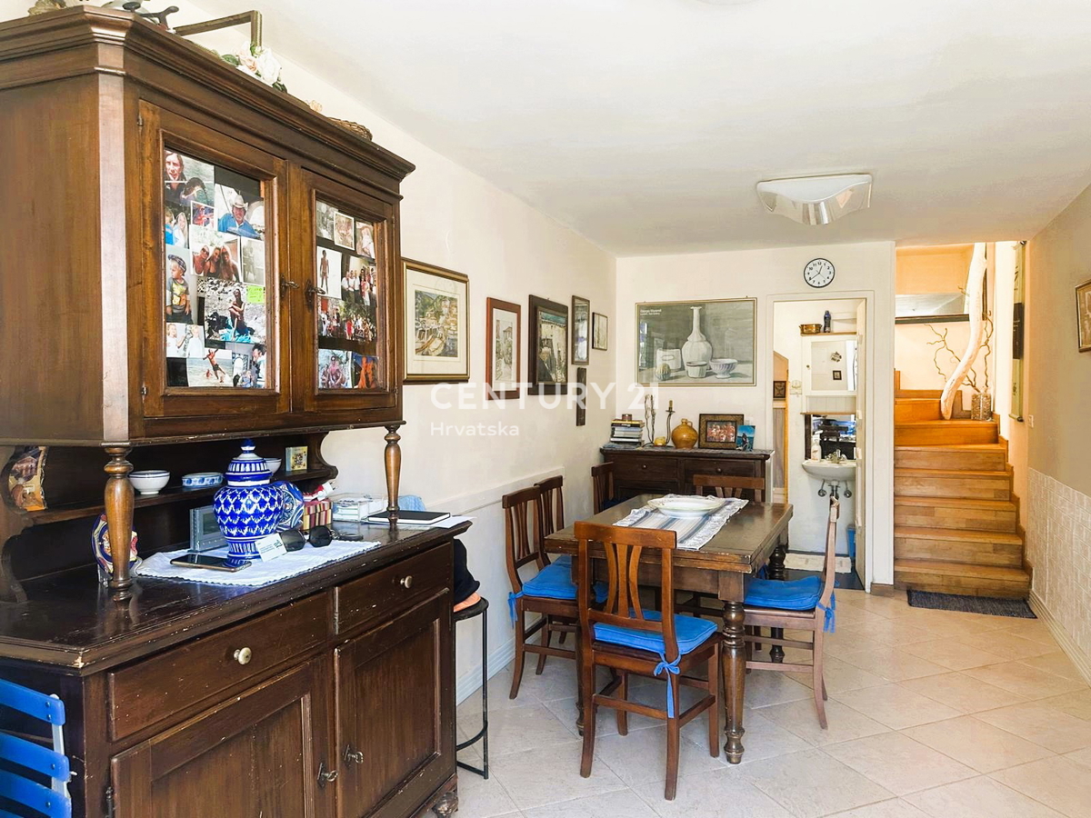 CRES, ŠARMANTNA HIŠA V VASI, SAMO 600 M OD PLAŽE