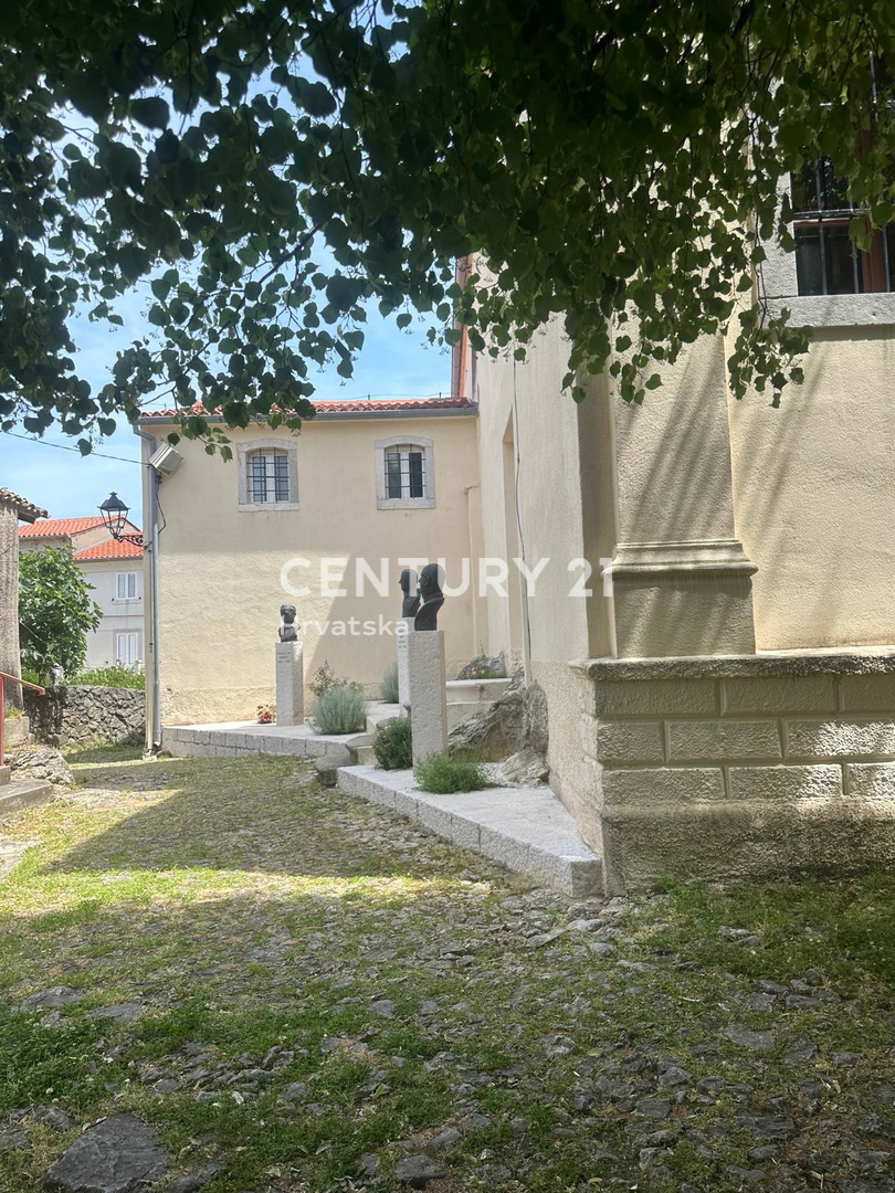 CRES, ŠARMANTNA HIŠA V VASI, SAMO 600 M OD PLAŽE