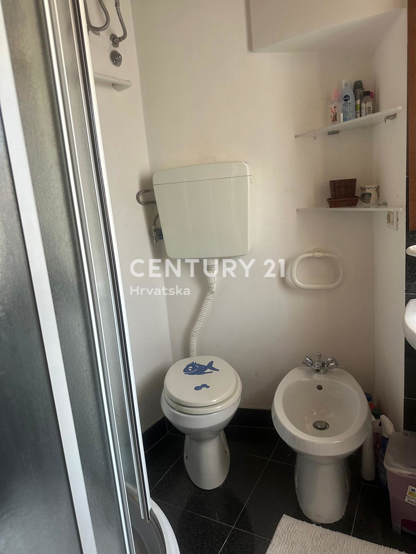 CRES, ŠARMANTNA HIŠA V VASI, SAMO 600 M OD PLAŽE