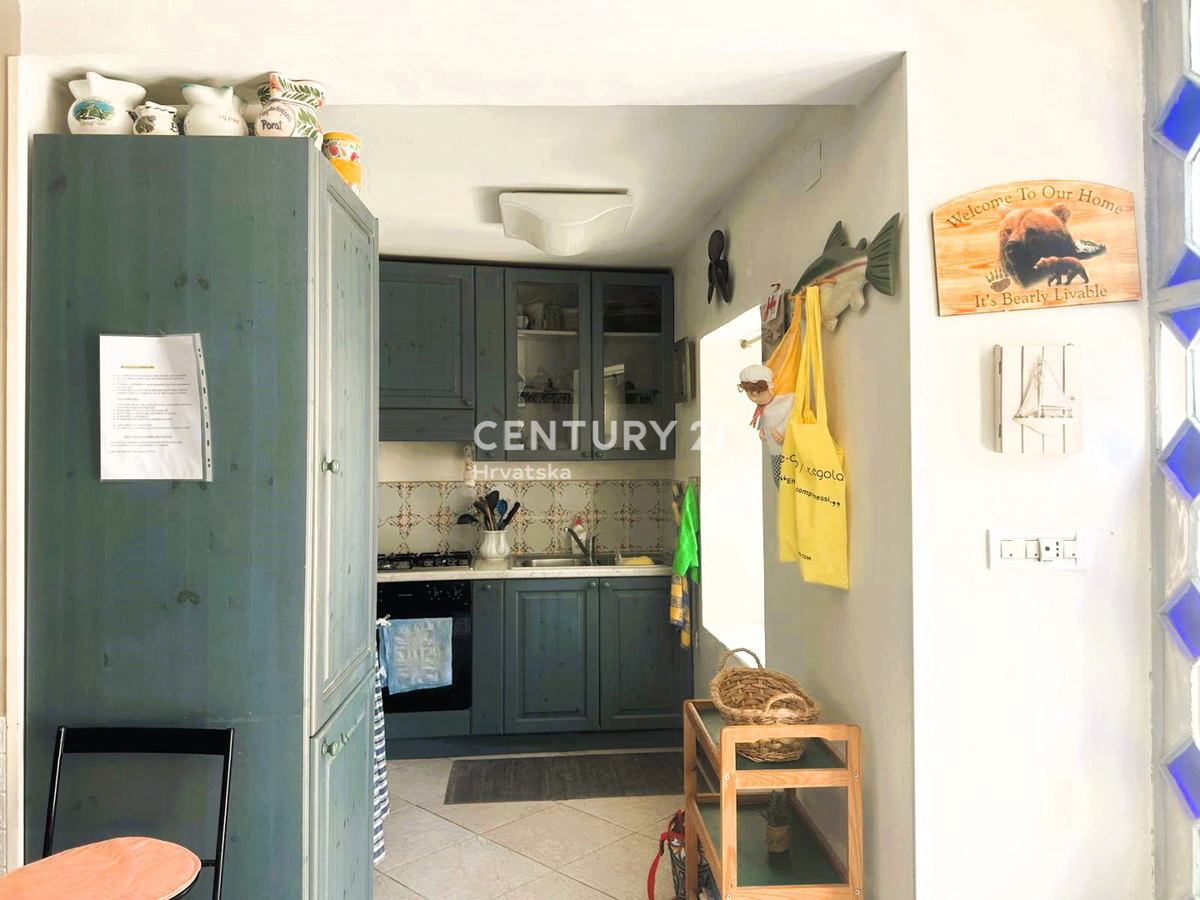 CRES, ŠARMANTNA HIŠA V VASI, SAMO 600 M OD PLAŽE