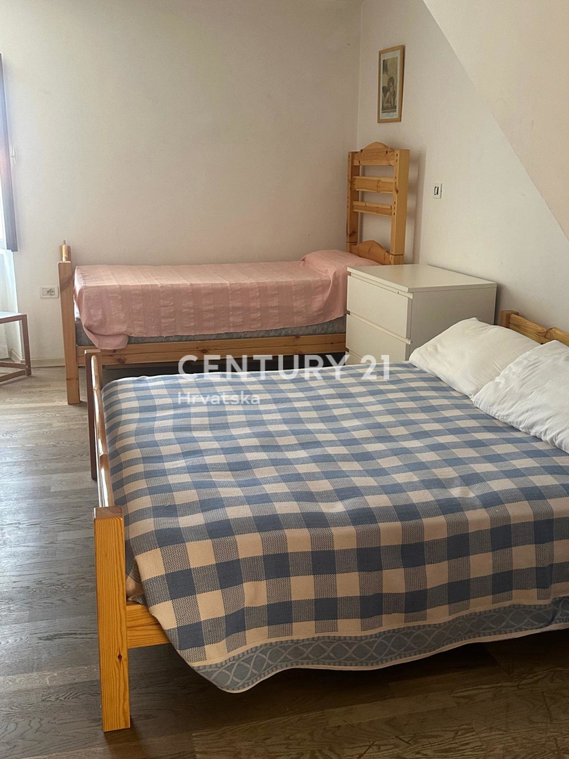 CRES, ŠARMANTNA HIŠA V VASI, SAMO 600 M OD PLAŽE