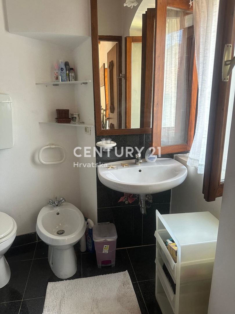 CRES, ŠARMANTNA HIŠA V VASI, SAMO 600 M OD PLAŽE