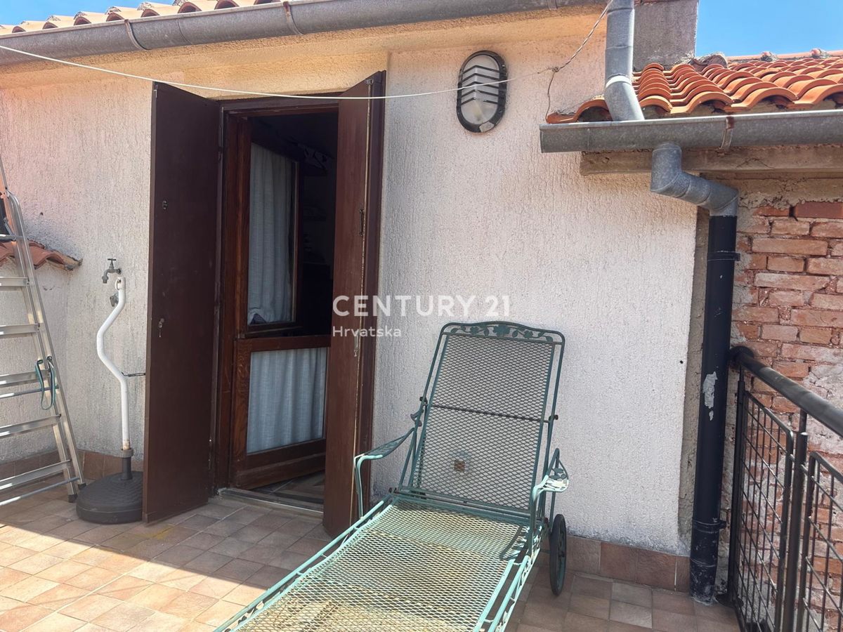 CRES, ŠARMANTNA HIŠA V VASI, SAMO 600 M OD PLAŽE