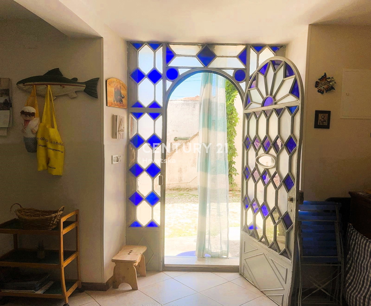 CRES, ŠARMANTNA HIŠA V VASI, SAMO 600 M OD PLAŽE