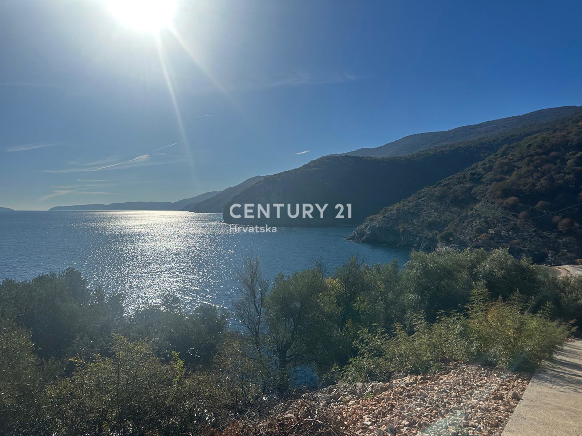 CRES, ŠARMANTNA HIŠA V VASI, SAMO 600 M OD PLAŽE