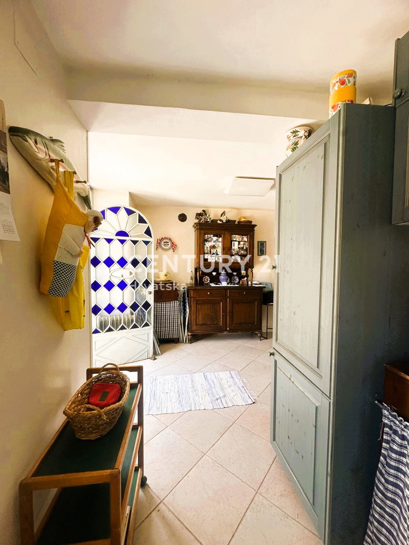 CRES, ŠARMANTNA HIŠA V VASI, SAMO 600 M OD PLAŽE