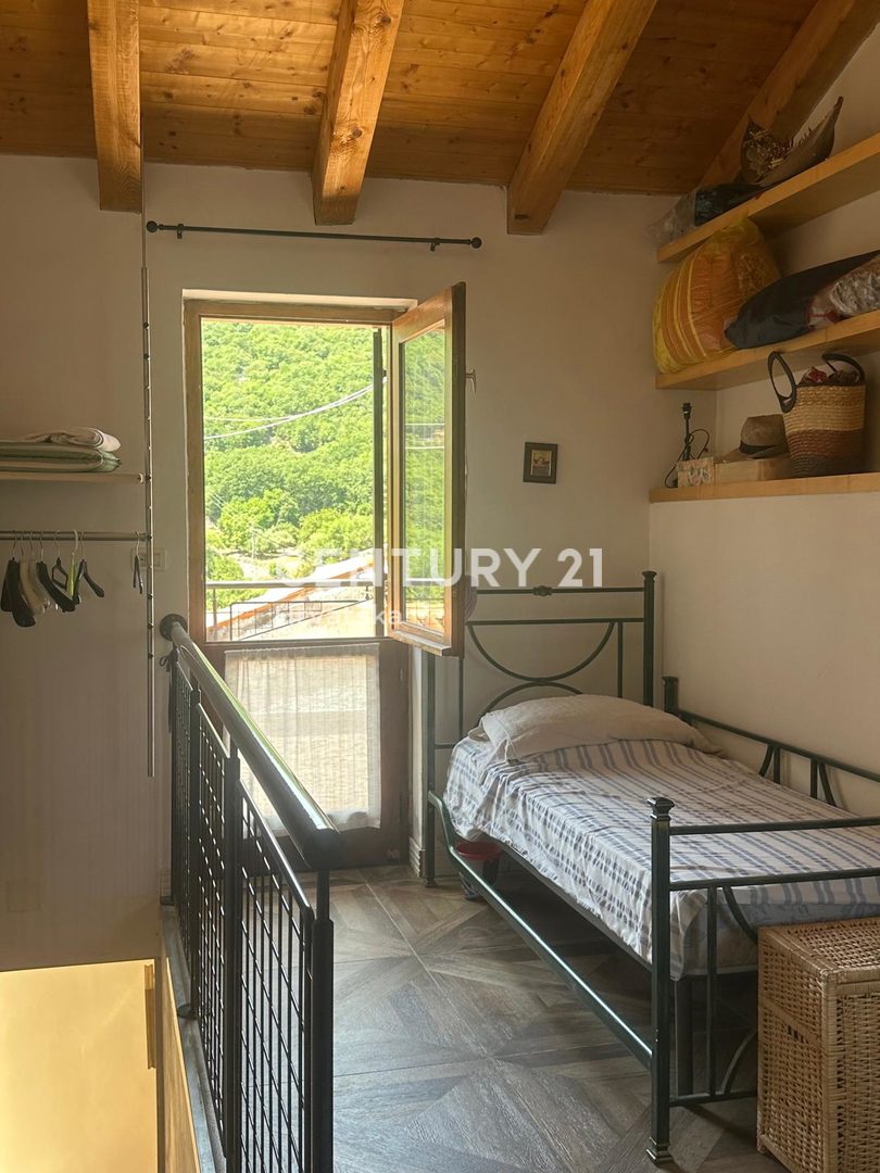 CRES, ŠARMANTNA HIŠA V VASI, SAMO 600 M OD PLAŽE