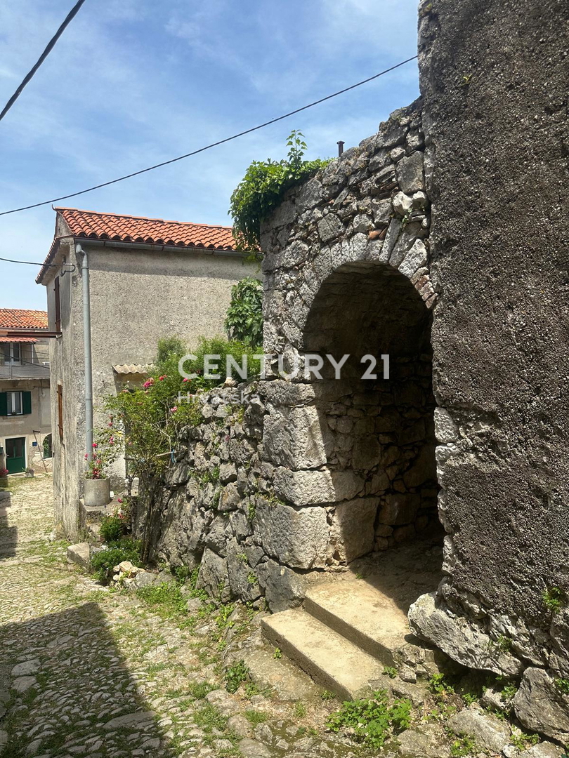 CRES, ŠARMANTNA HIŠA V VASI, SAMO 600 M OD PLAŽE