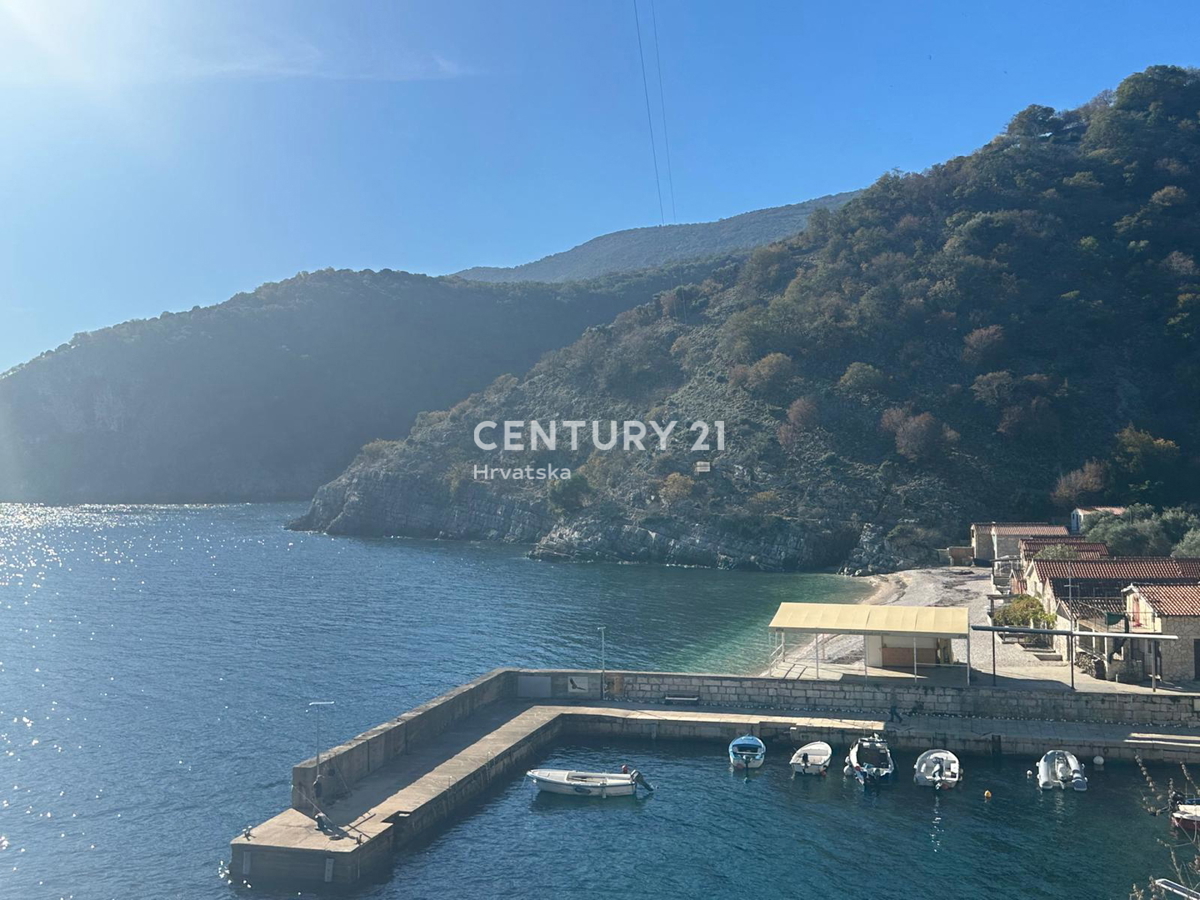 CRES, ŠARMANTNA HIŠA V VASI, SAMO 600 M OD PLAŽE