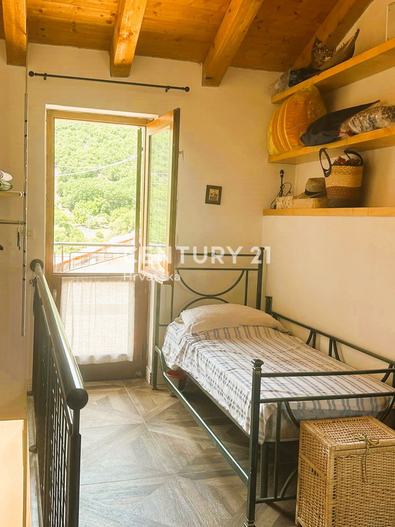 CRES, ŠARMANTNA HIŠA V VASI, SAMO 600 M OD PLAŽE