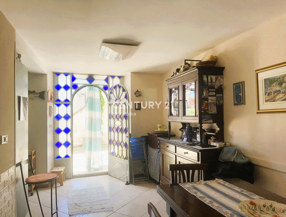 CRES, ŠARMANTNA HIŠA V VASI, SAMO 600 M OD PLAŽE