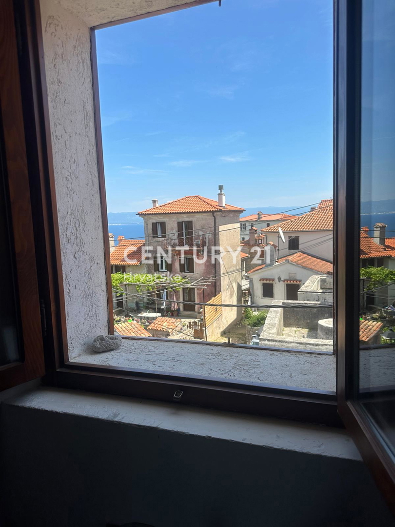 CRES, ŠARMANTNA HIŠA V VASI, SAMO 600 M OD PLAŽE