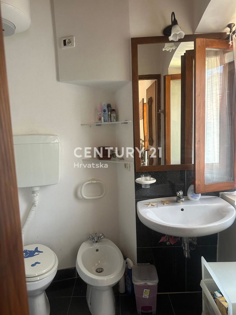 CRES, ŠARMANTNA HIŠA V VASI, SAMO 600 M OD PLAŽE