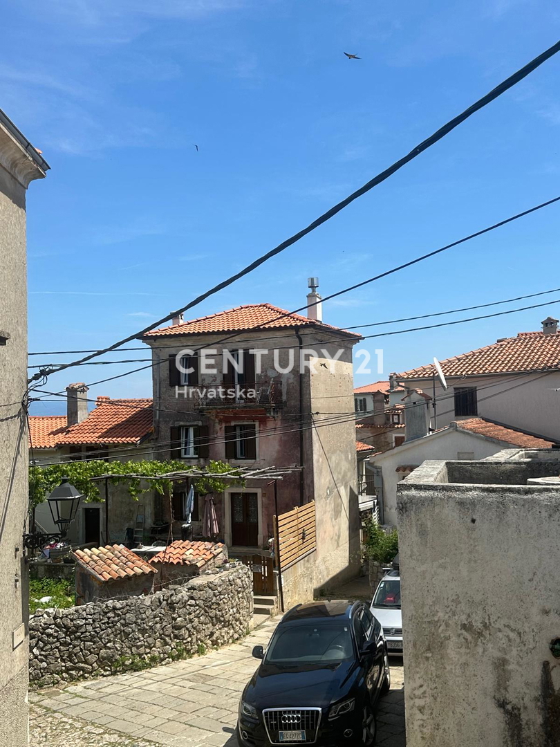 CRES, ŠARMANTNA HIŠA V VASI, SAMO 600 M OD PLAŽE