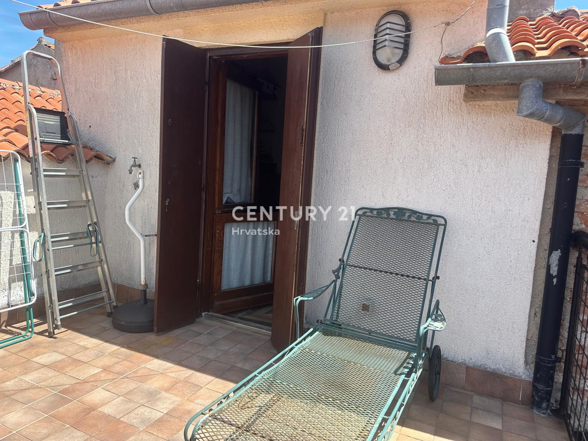 CRES, ŠARMANTNA HIŠA V VASI, SAMO 600 M OD PLAŽE