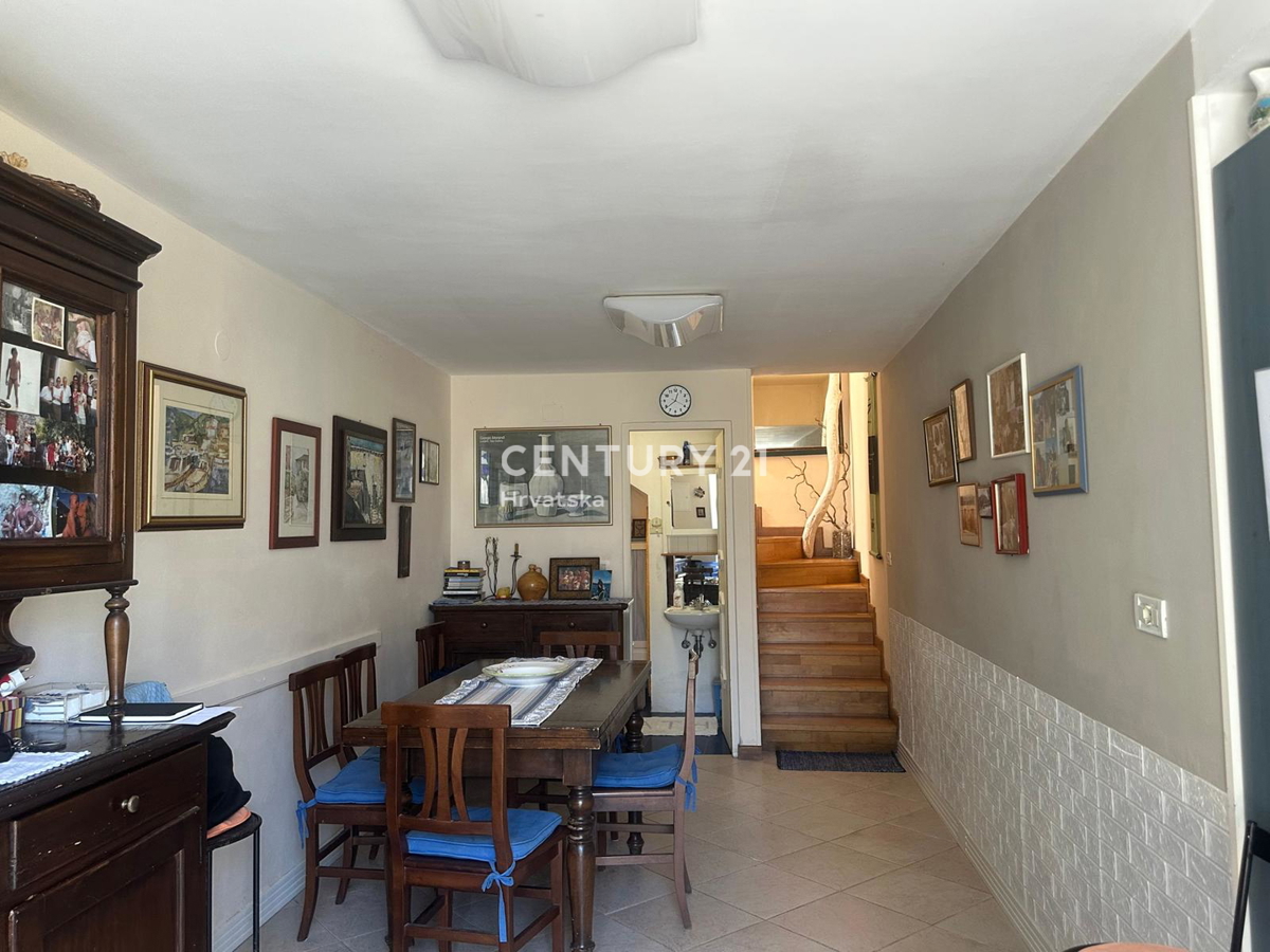 CRES, ŠARMANTNA HIŠA V VASI, SAMO 600 M OD PLAŽE