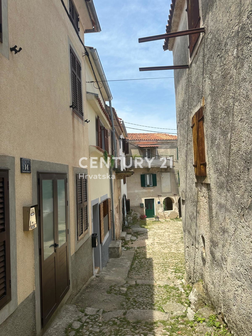 CRES, ŠARMANTNA HIŠA V VASI, SAMO 600 M OD PLAŽE