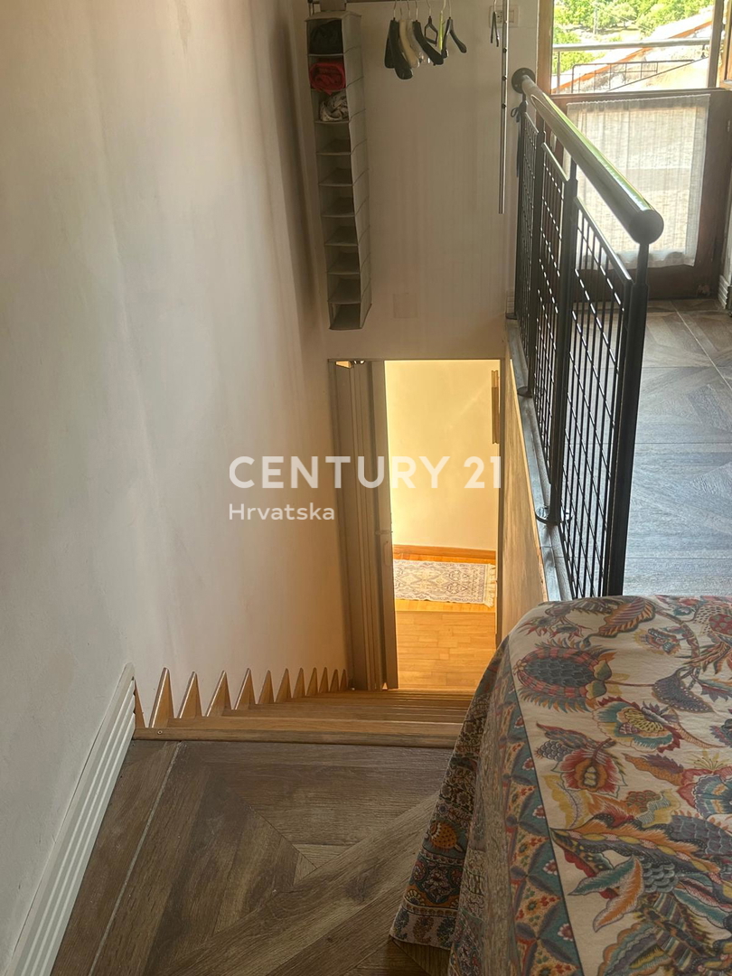 CRES, ŠARMANTNA HIŠA V VASI, SAMO 600 M OD PLAŽE