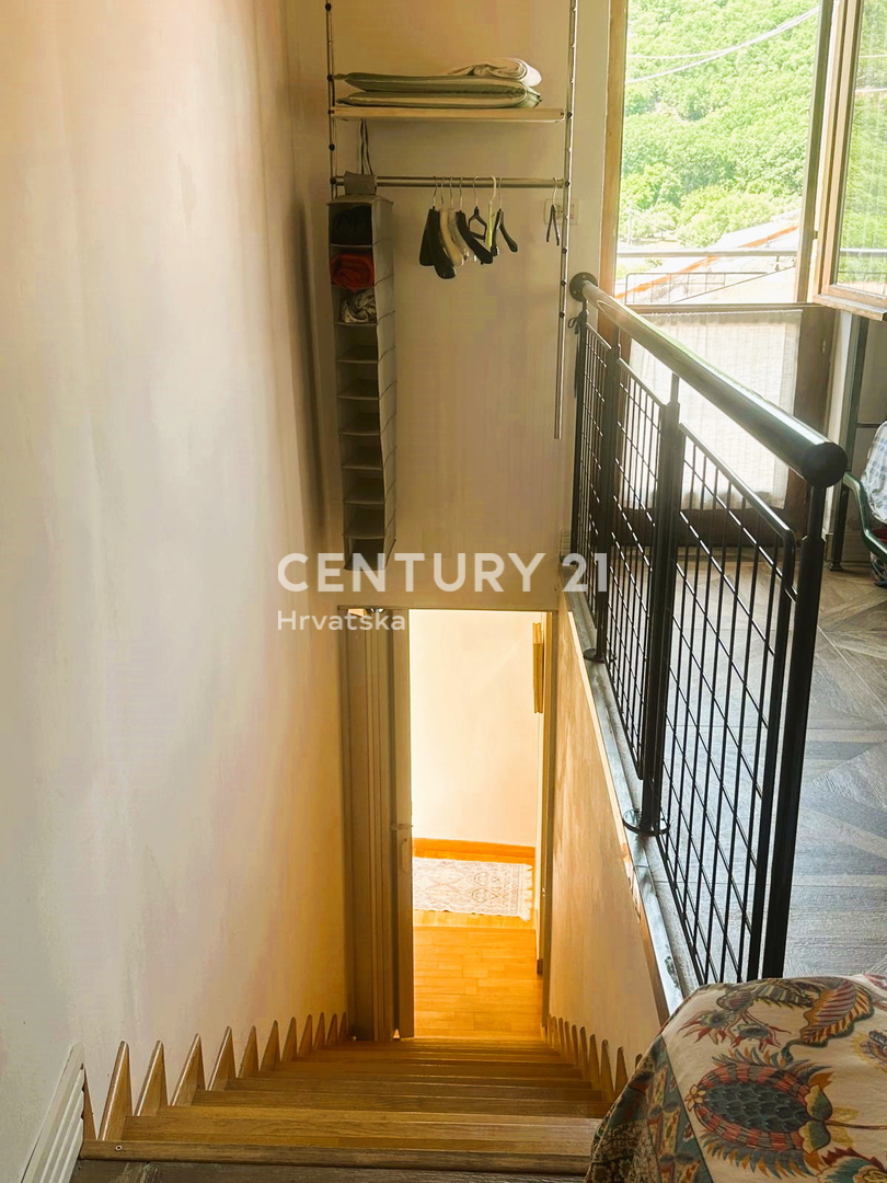 CRES, ŠARMANTNA HIŠA V VASI, SAMO 600 M OD PLAŽE