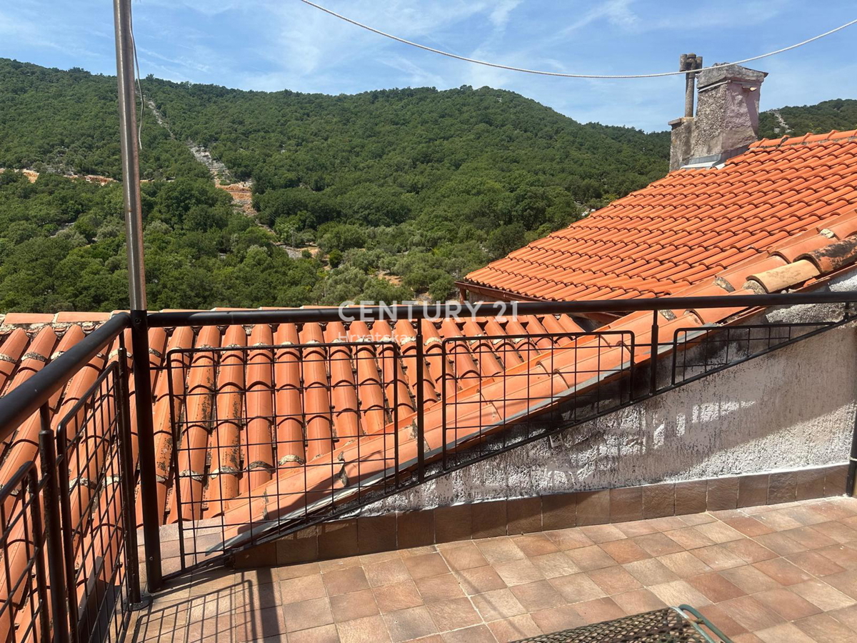 CRES, ŠARMANTNA HIŠA V VASI, SAMO 600 M OD PLAŽE