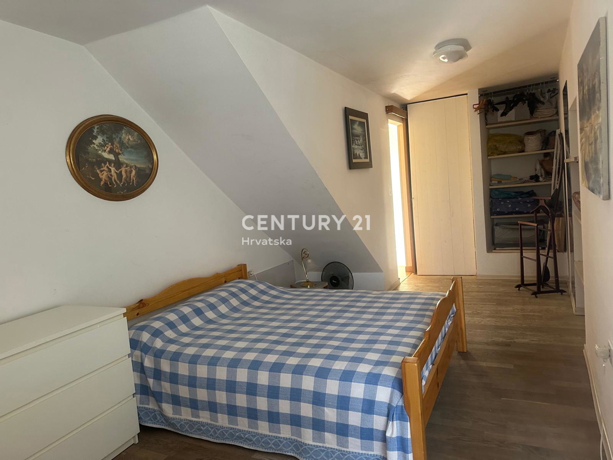 CRES, ŠARMANTNA HIŠA V VASI, SAMO 600 M OD PLAŽE