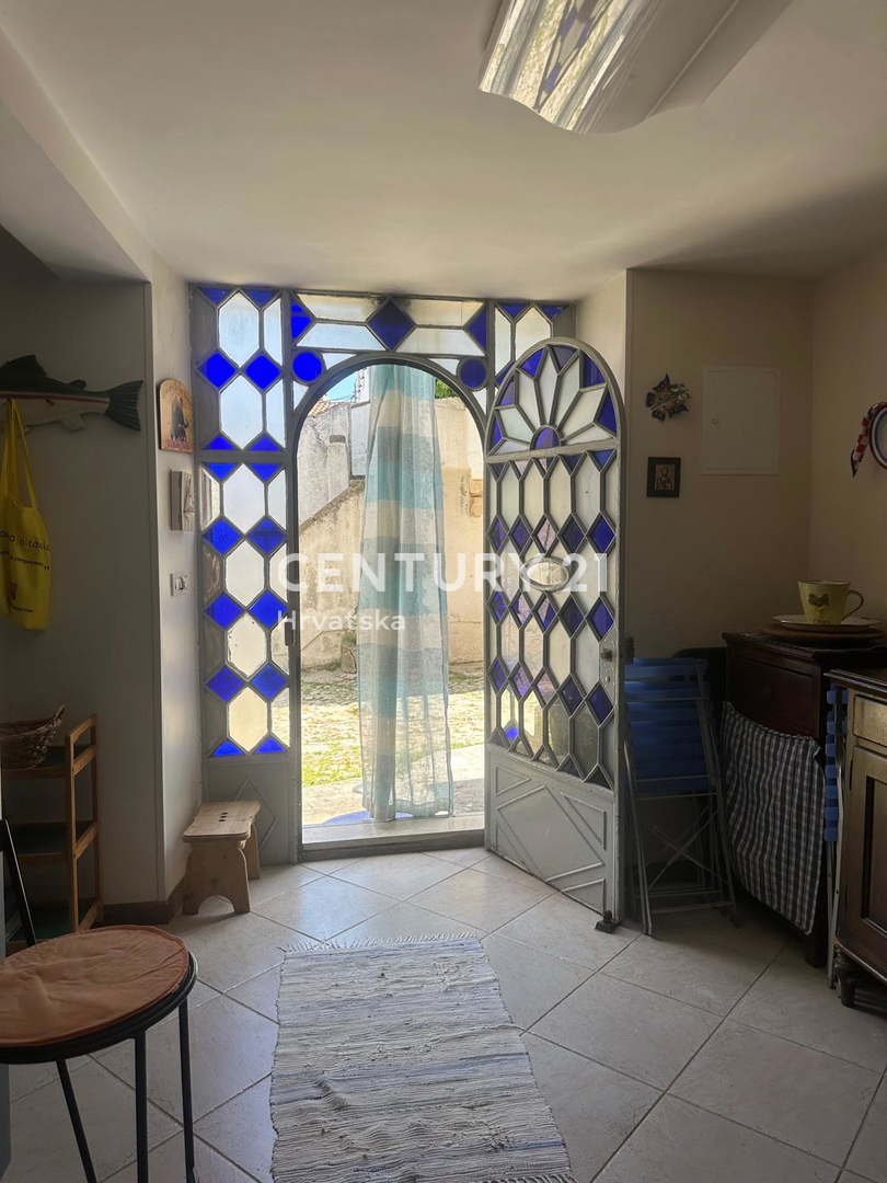 CRES, ŠARMANTNA HIŠA V VASI, SAMO 600 M OD PLAŽE