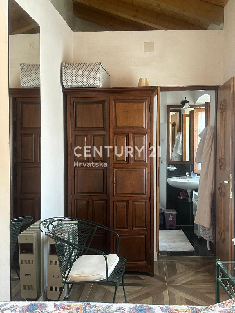 CRES, ŠARMANTNA HIŠA V VASI, SAMO 600 M OD PLAŽE