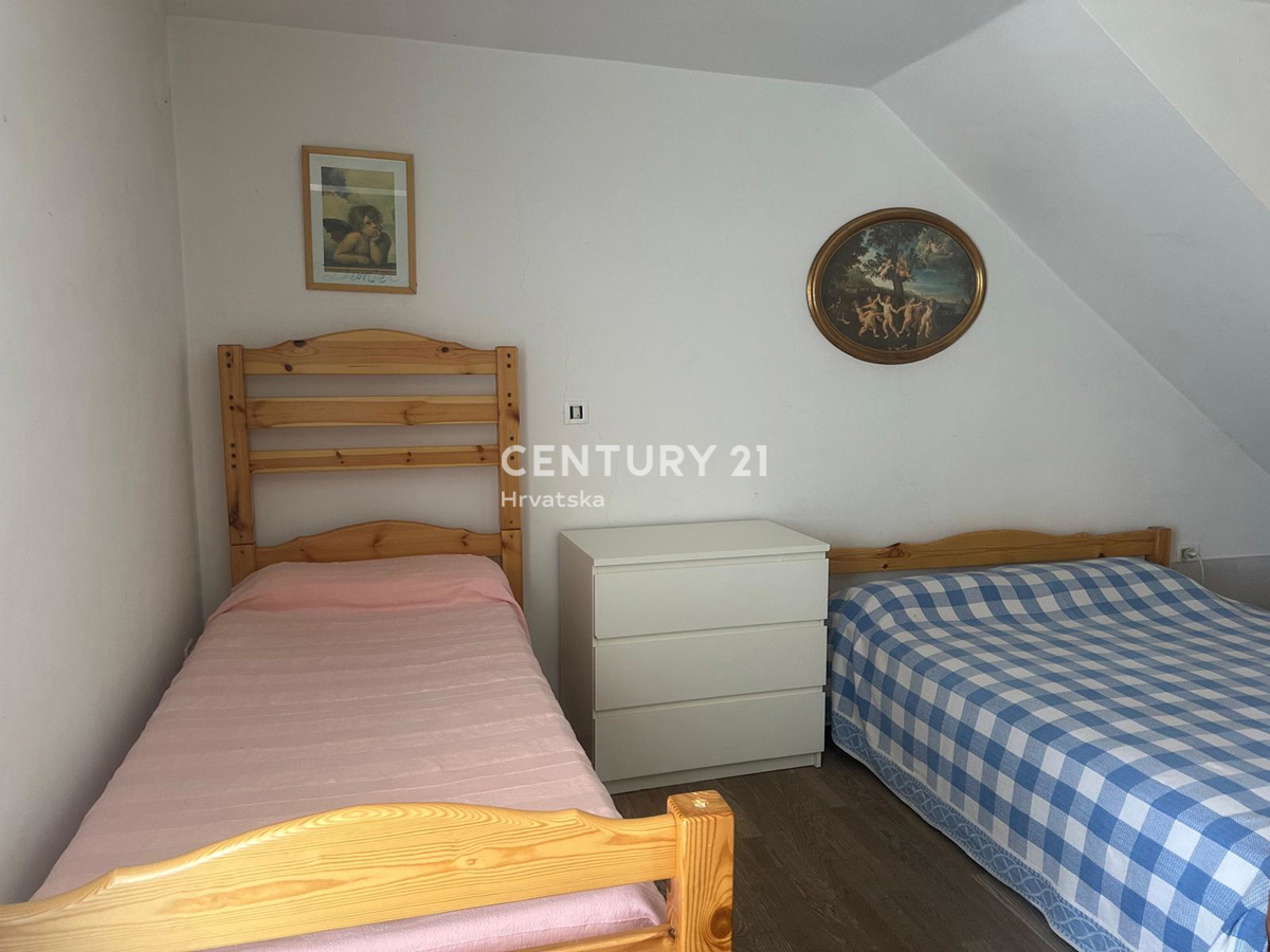 CRES, ŠARMANTNA HIŠA V VASI, SAMO 600 M OD PLAŽE