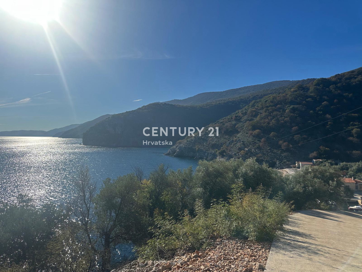 CRES, ŠARMANTNA HIŠA V VASI, SAMO 600 M OD PLAŽE