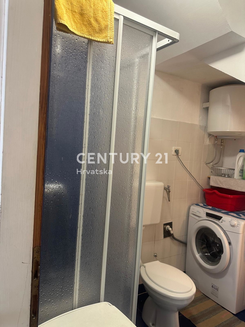 CRES, ŠARMANTNA HIŠA V VASI, SAMO 600 M OD PLAŽE