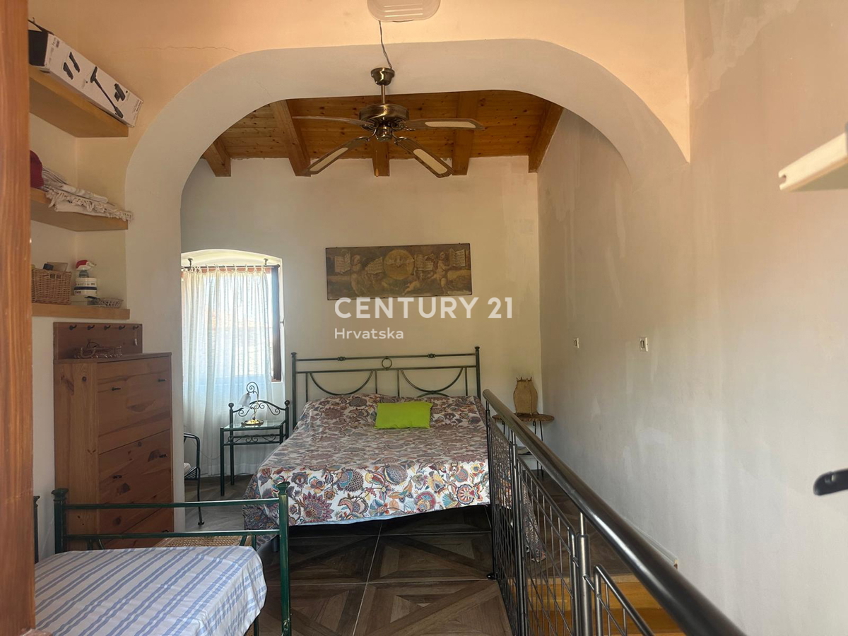 CRES, ŠARMANTNA HIŠA V VASI, SAMO 600 M OD PLAŽE