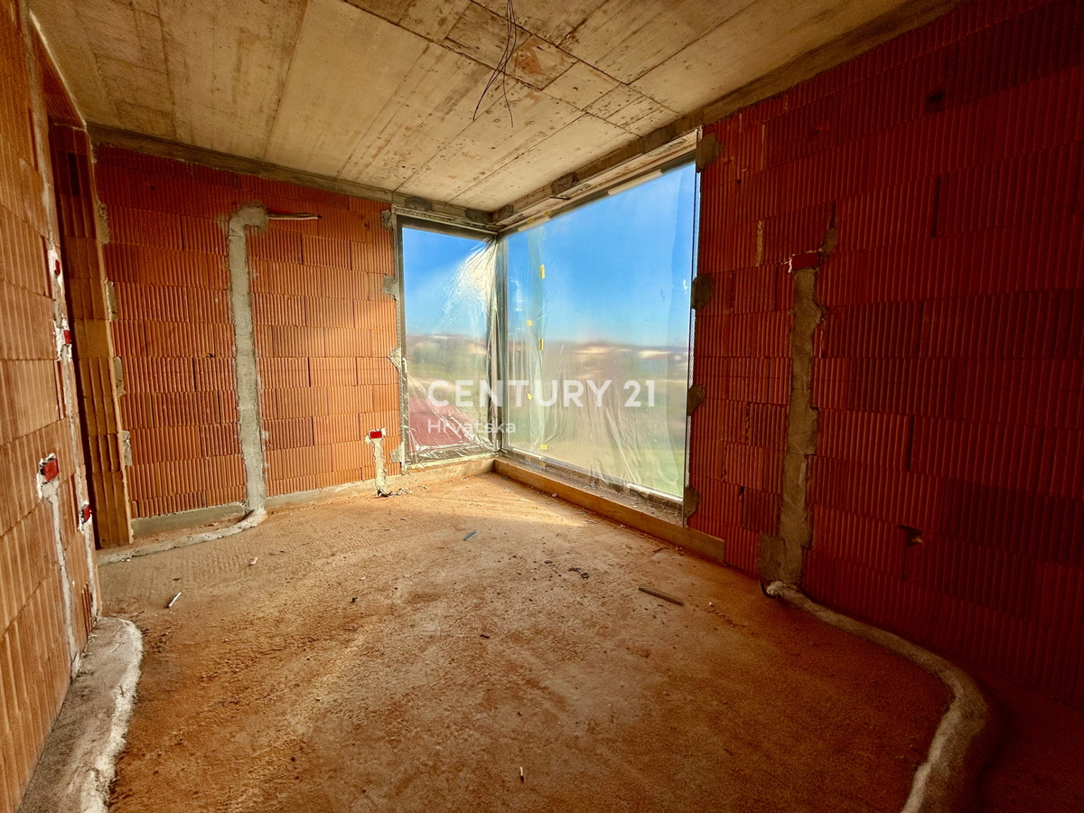 NOVIGRAD, OKOLICA, NOVOGRADNJA SAMO 1,5 KM OD PLAŽE NA VRHUNSKI LOKACIJI