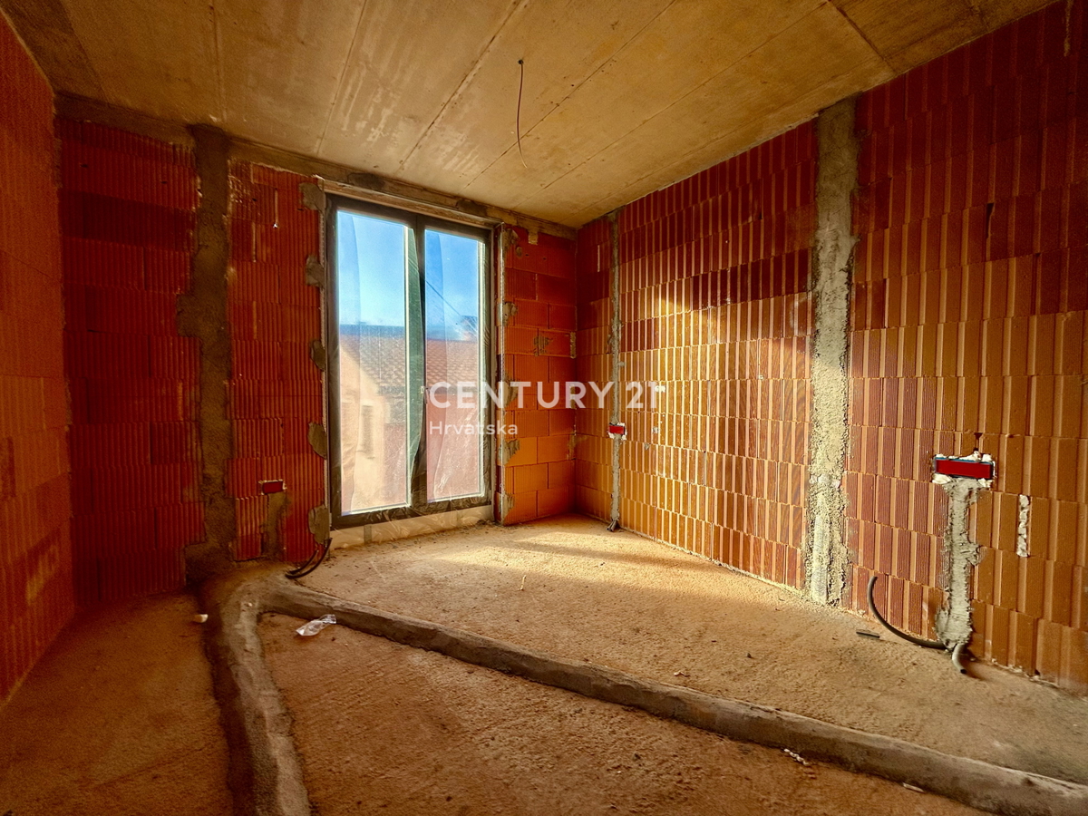 NOVIGRAD, OKOLICA, NOVOGRADNJA SAMO 1,5 KM OD PLAŽE NA VRHUNSKI LOKACIJI