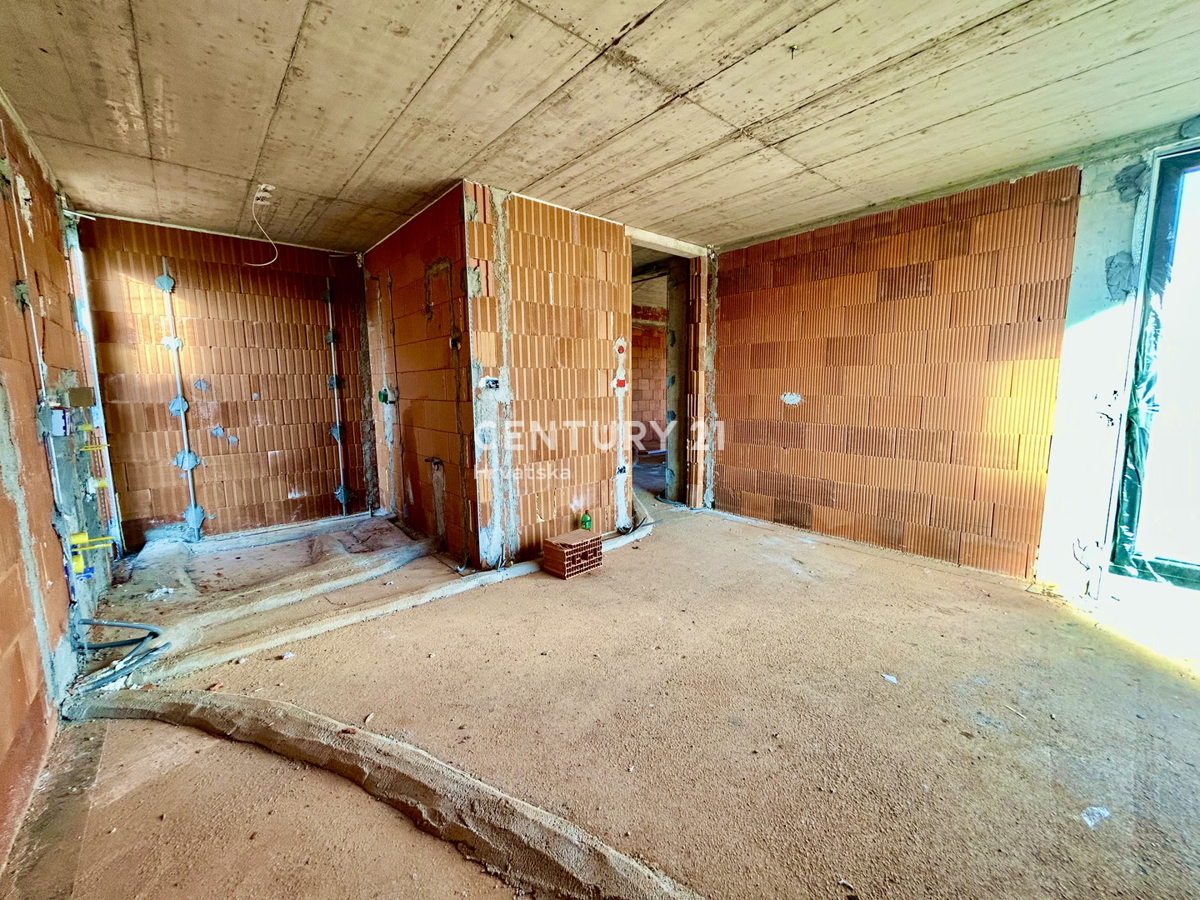 NOVIGRAD, OKOLICA, NOVOGRADNJA SAMO 1,5 KM OD PLAŽE NA VRHUNSKI LOKACIJI