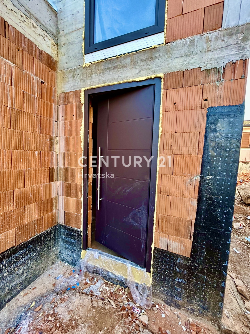 NOVIGRAD, OKOLICA, NOVOGRADNJA SAMO 1,5 KM OD PLAŽE NA VRHUNSKI LOKACIJI