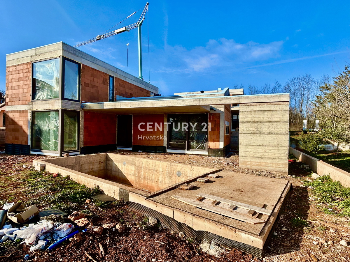 NOVIGRAD, OKOLICA, NOVOGRADNJA SAMO 1,5 KM OD PLAŽE NA VRHUNSKI LOKACIJI