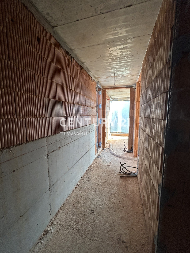 NOVIGRAD, OKOLICA, NOVOGRADNJA SAMO 1,5 KM OD PLAŽE NA VRHUNSKI LOKACIJI