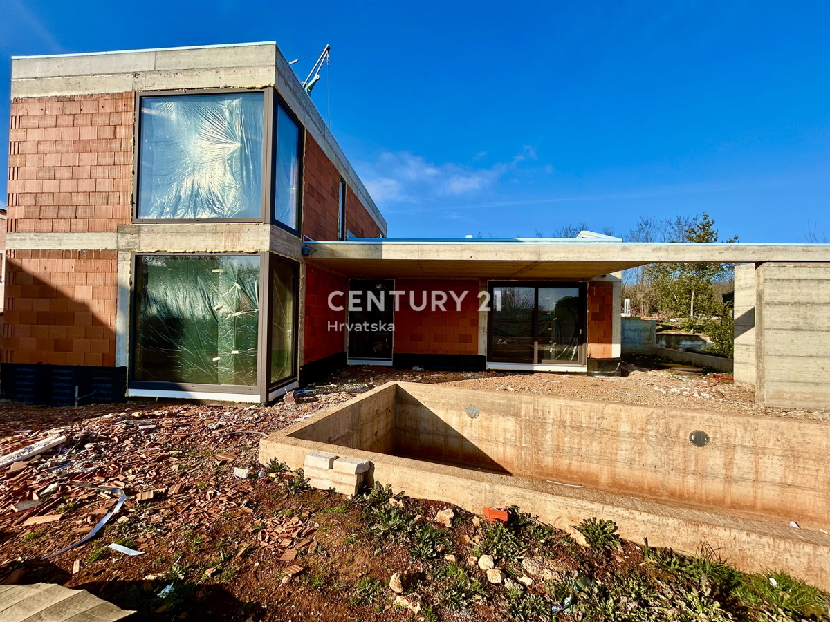 NOVIGRAD, OKOLICA, NOVOGRADNJA SAMO 1,5 KM OD PLAŽE NA VRHUNSKI LOKACIJI