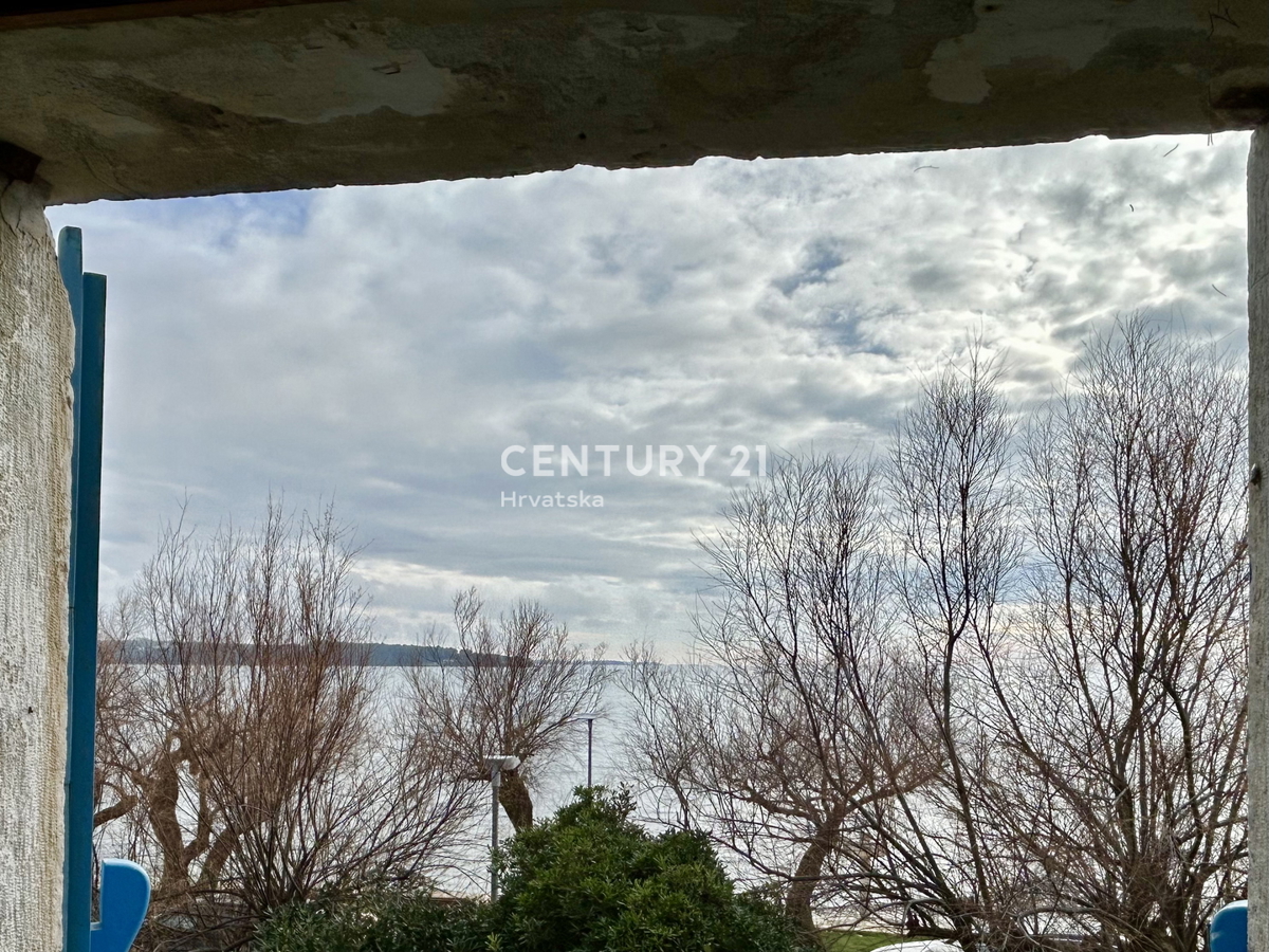 Dajla, okolica, hiša v prvem vrsti ob morju in plaži