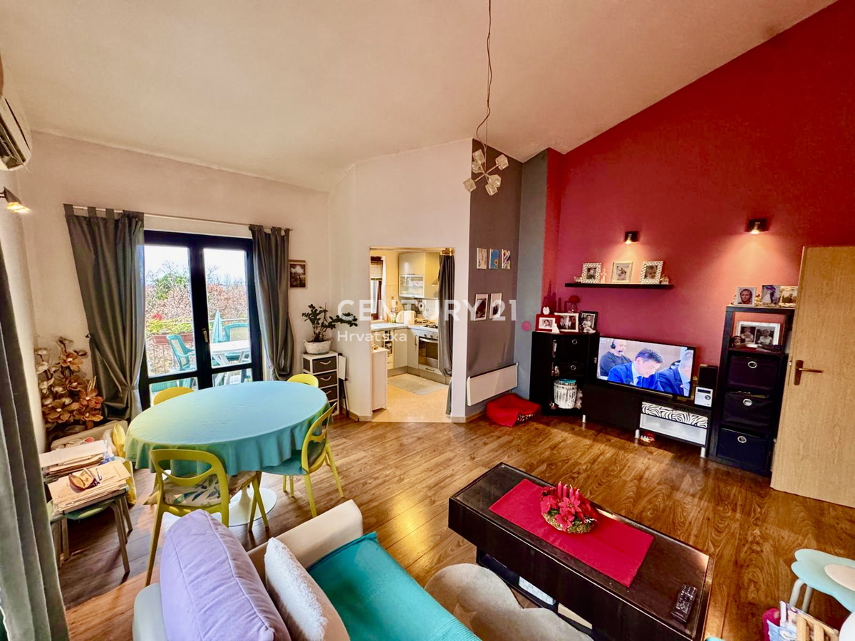 POREČ, DVOSOBNO STANOVANJE S POGLEDOM NA MORJE, SAMO 1,5 KM OD MESTA