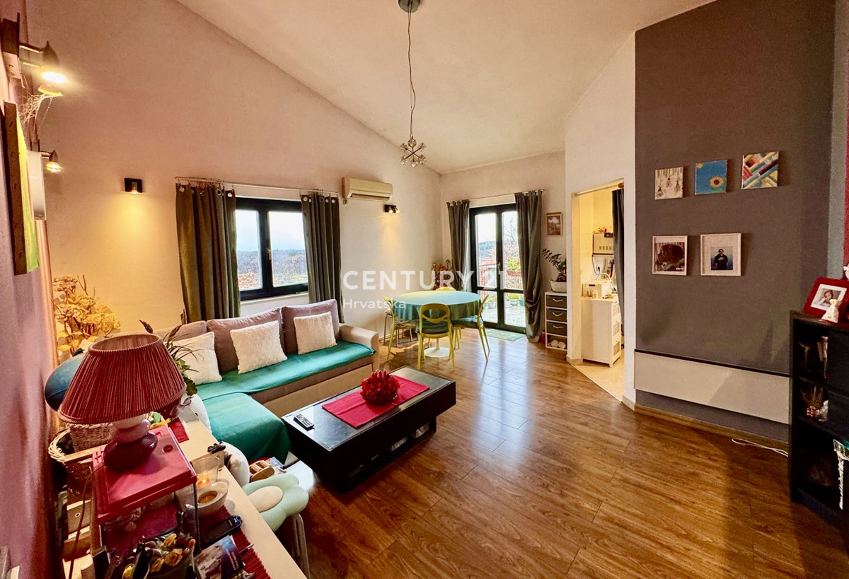 POREČ, DVOSOBNO STANOVANJE S POGLEDOM NA MORJE, SAMO 1,5 KM OD MESTA