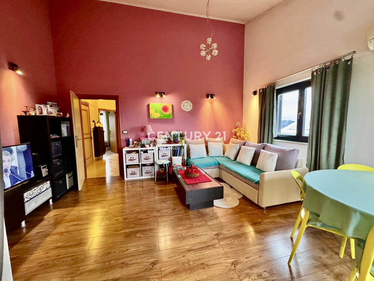 POREČ, DVOSOBNO STANOVANJE S POGLEDOM NA MORJE, SAMO 1,5 KM OD MESTA