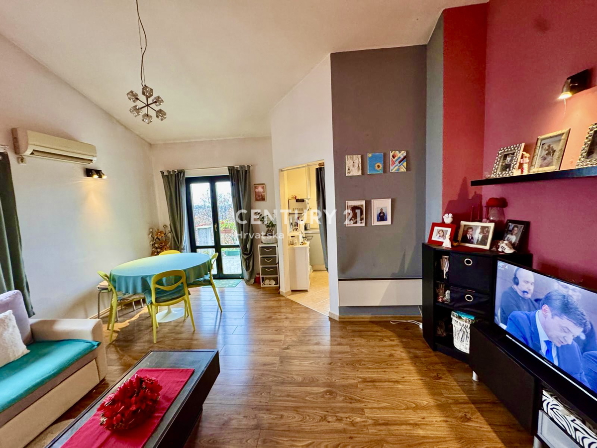 POREČ, DVOSOBNO STANOVANJE S POGLEDOM NA MORJE, SAMO 1,5 KM OD MESTA