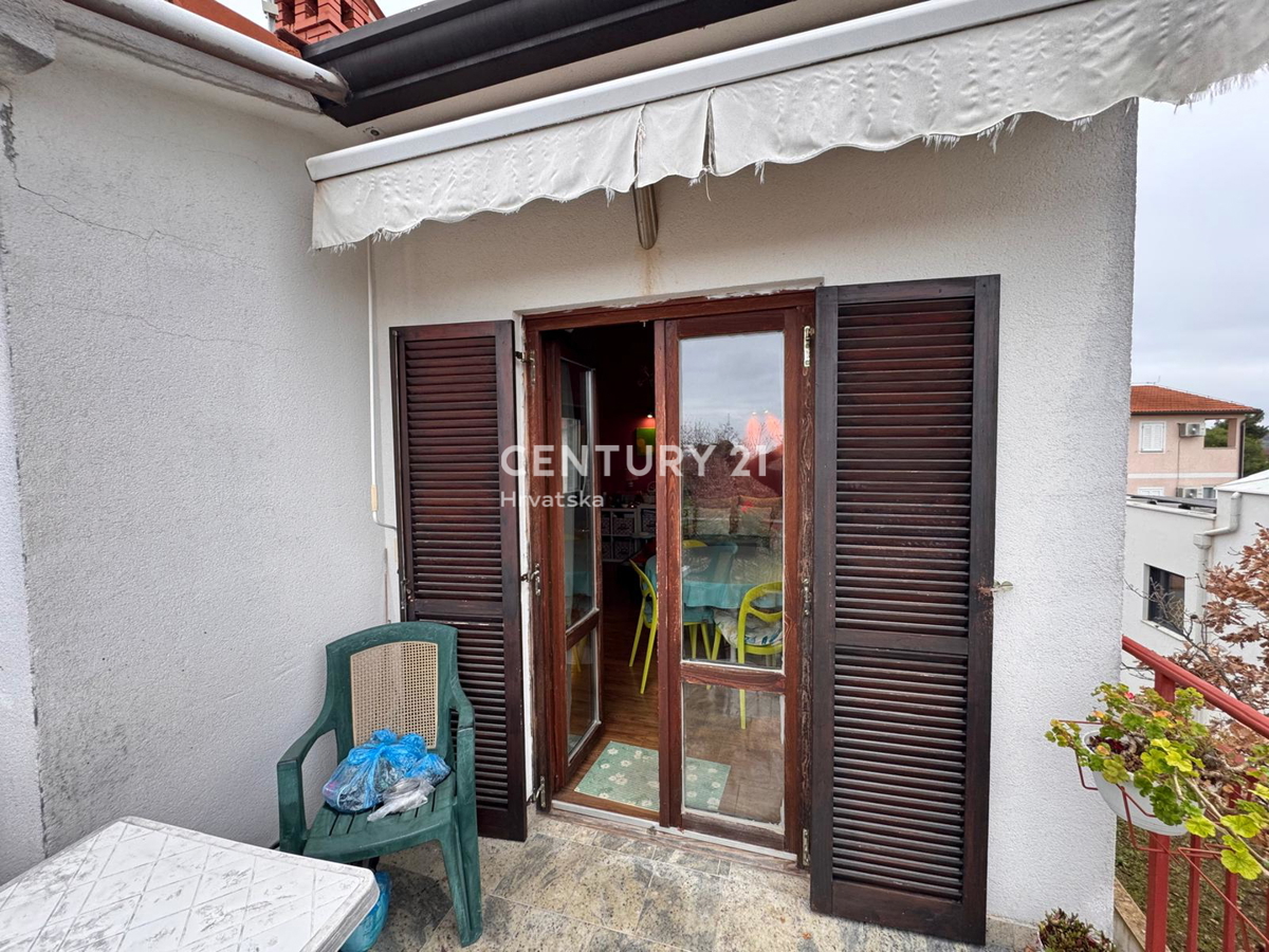 POREČ, DVOSOBNO STANOVANJE S POGLEDOM NA MORJE, SAMO 1,5 KM OD MESTA