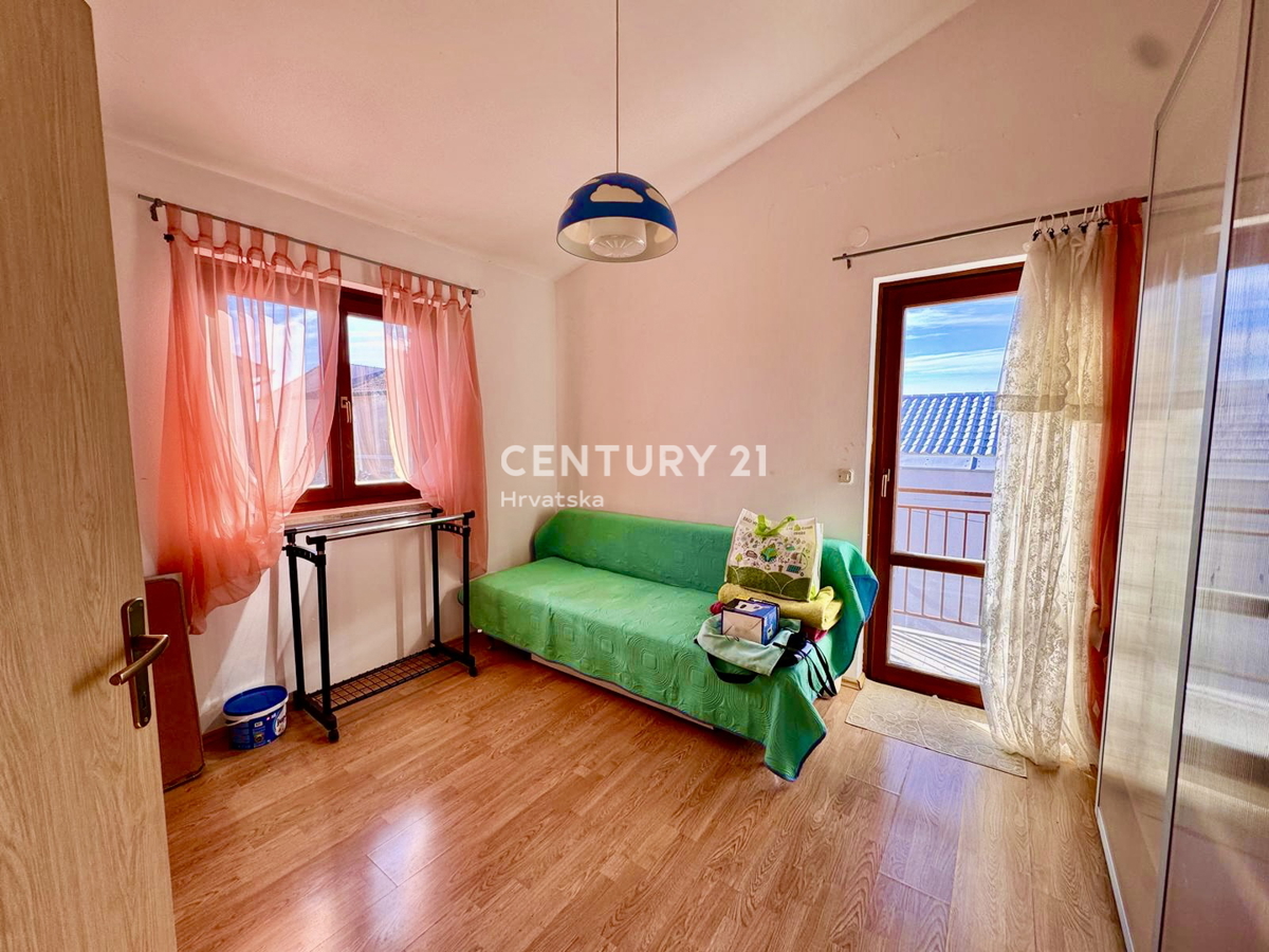 POREČ, DVOSOBNO STANOVANJE S POGLEDOM NA MORJE, SAMO 1,5 KM OD MESTA